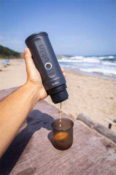 Outin Nano Cestovná sada - prenosný kávovar (vesmírne sivý) + ochranné puzdro
